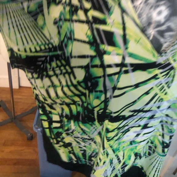 Dana Buchman  X-Large green & black print silky oversized V-Neck top NWT - Picture 15 of 15